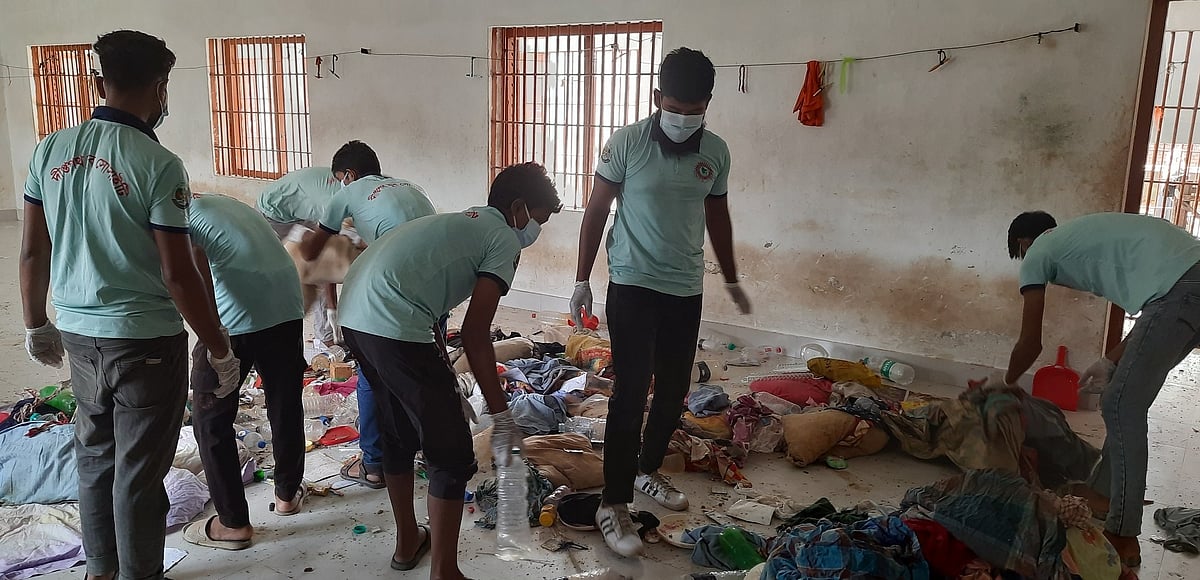 শেরপুরের বিভিন্ন স্বেচ্ছাসেবী সংগঠনের সদস্য ও শিক্ষার্থীরা কারাগারের বিভিন্ন স্থাপনায় পড়ে থাকা ধ্বংসাবশেষ পরিষ্কার-পরিচ্ছন্নতার কাজ করেন। মঙ্গলবার দুপুরে জেলা কারাগারে